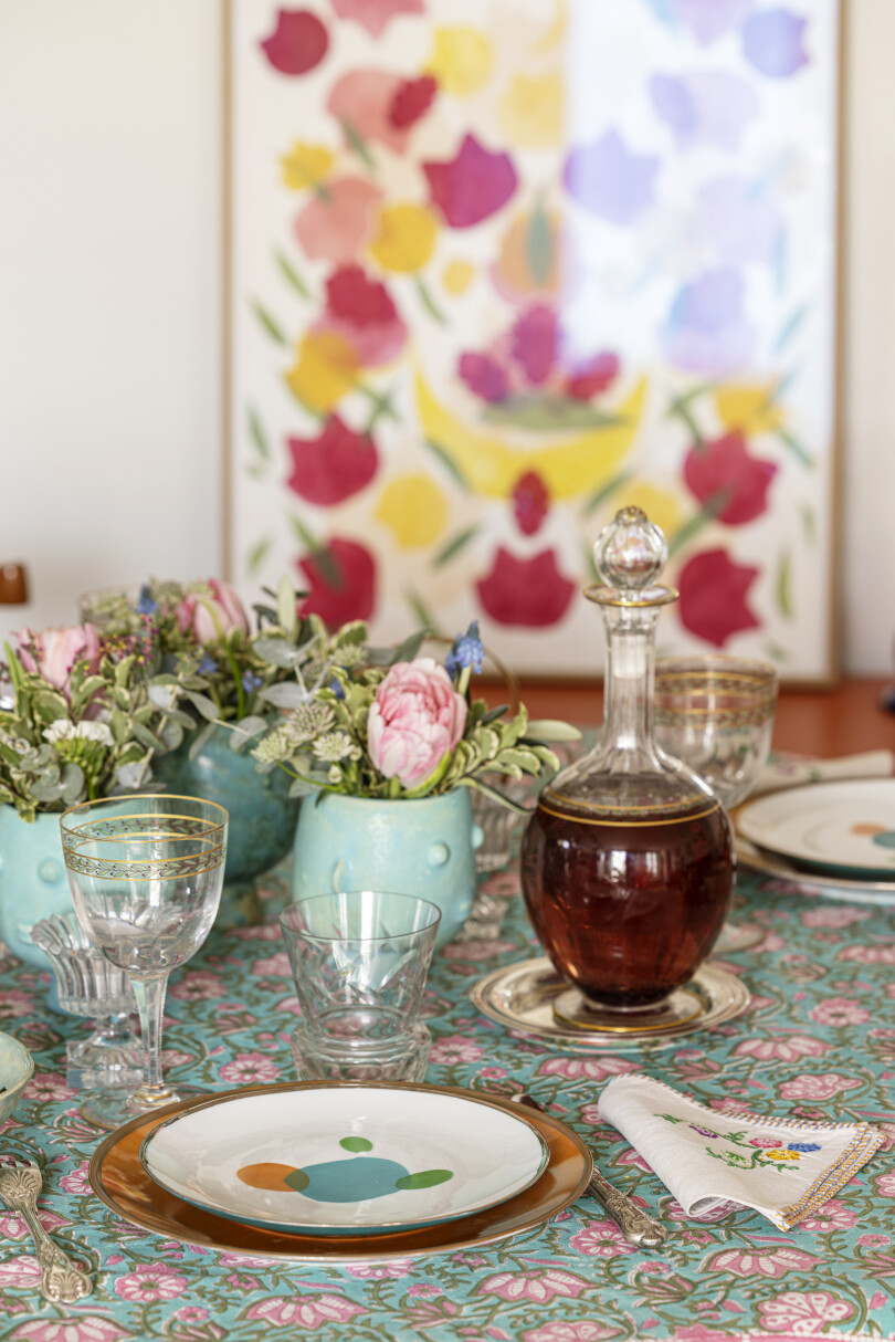 À table, les assiettes peintes par la céramiste s’harmonisent avec une nappe en block print de Bloom Paris.
